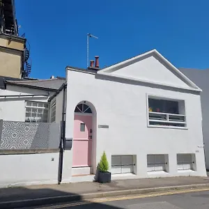 Holiday home Quirky Seaside Family Walk To The Waves!, Brighton