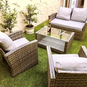 Apartment *beachfront*- Stylish, Spacious +private Courtyard, Brighton